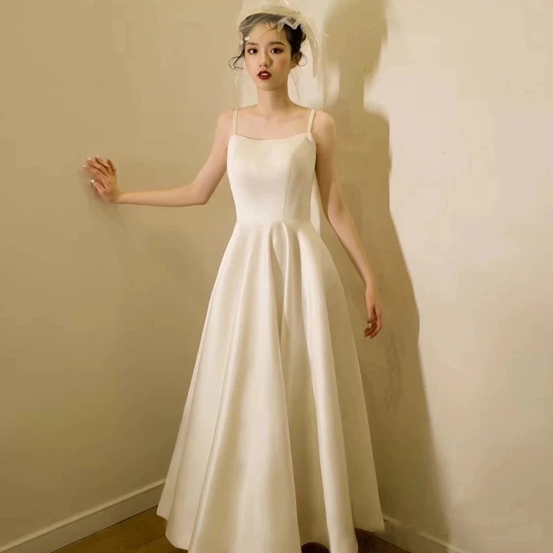 セクシーなサスペンダーライトウェディングドレス花嫁シンな気質サテンアウトベールとスタイリング登録