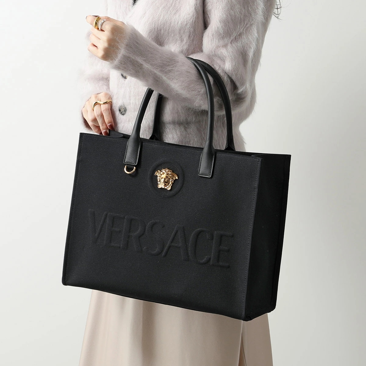 VERSACE ヴェルサーチ トートバッグ 1004741 1A03095 レディース メドゥーサ キャンバス ラージ ロゴ 鞄 1B00V/Black-Versace-Gold