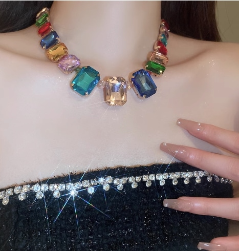 ヨーロッパとアメリカのカラージェムストーンネックレス2023年新作ホットスタイルスクエアダイヤモンド鎖骨チェーンクリスタルネックレスアクセサリー（女性用）