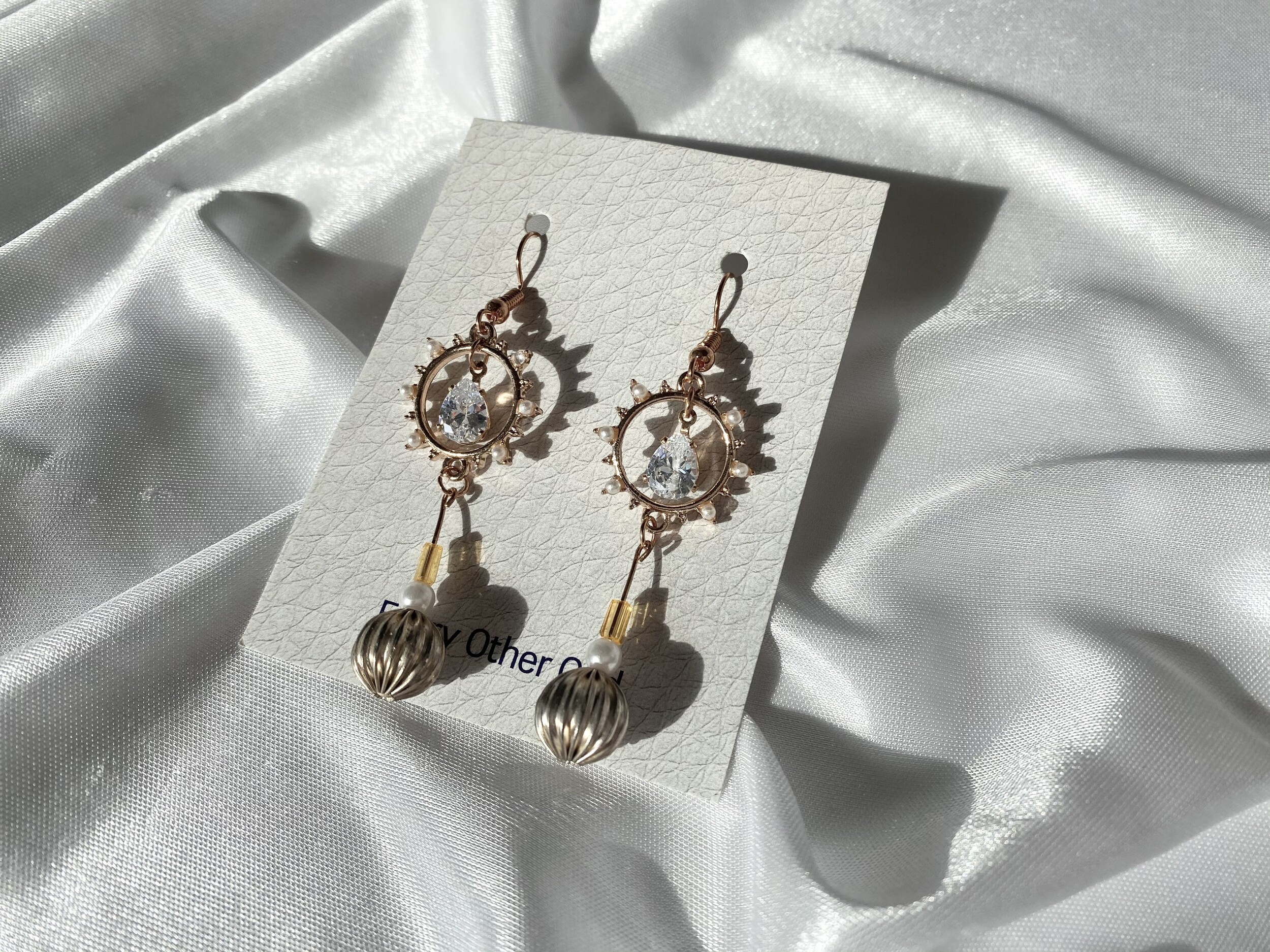 ジルコンティアドロップ　[every other odd] tear drop and hanging ball 티어드롭 & 행인볼 / stainless steel hooks / 6.6cm