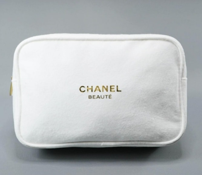 CHANEL NOVELTY WHITE シャネル ロゴ入化粧ポーチ CCロゴ入りファスナー ポリエステル100% （フエルト調） ホワイト×ゴールド