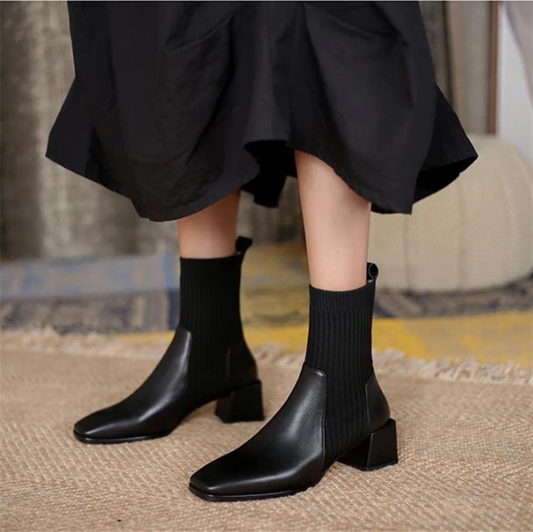 きちんと感があり上品な愛らしいフォルム通勤する ブーツ ショートブーツ スクエアトゥ ニット 百掛け スリム 気質 タイドファッション 歩きやすい