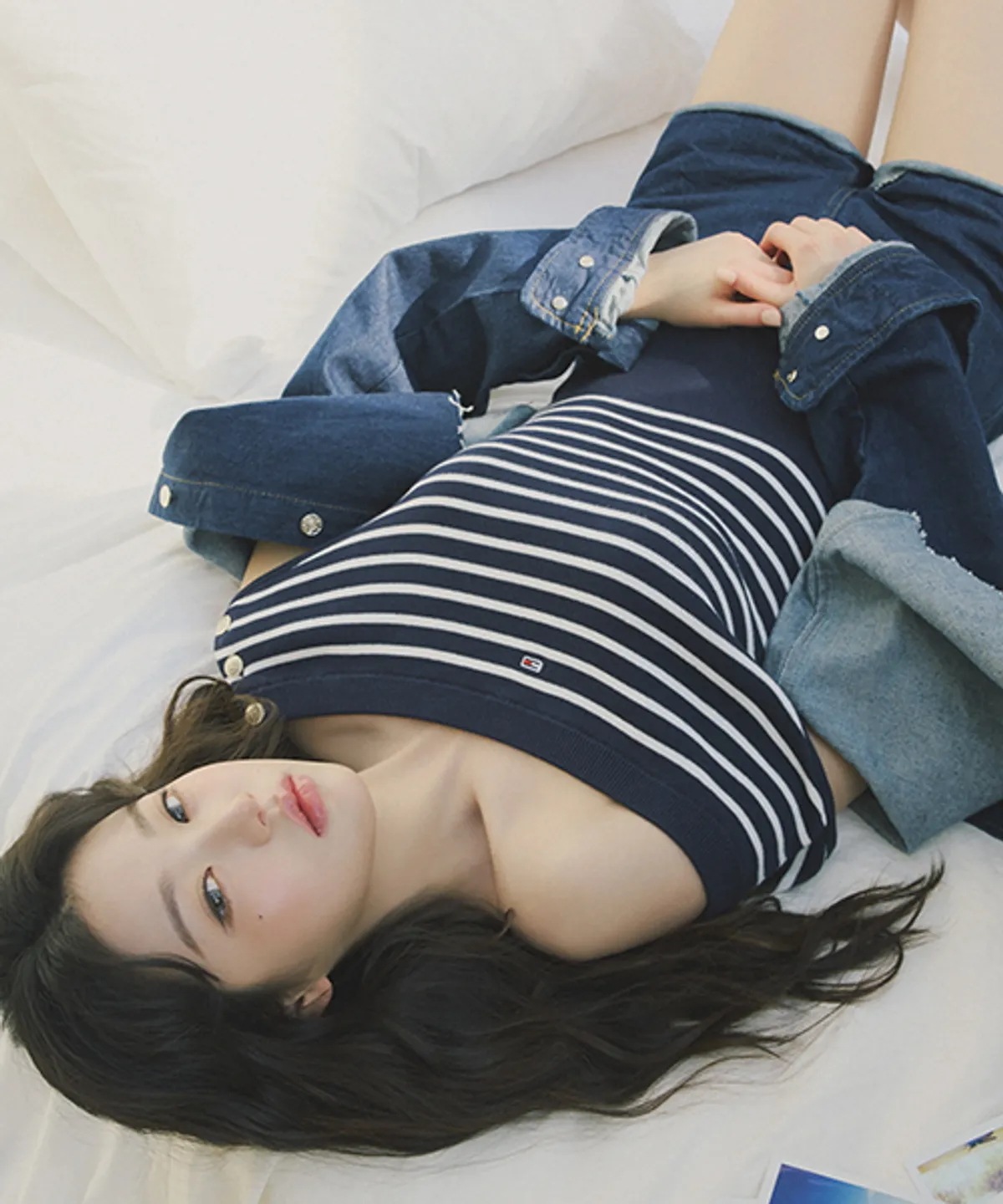 [IVE チャン·ウォニョン モデル着用] オフショルダー ストライプ セーター (T32F1KTO51TWT1C1G) 韓国の人気ファッションブランド