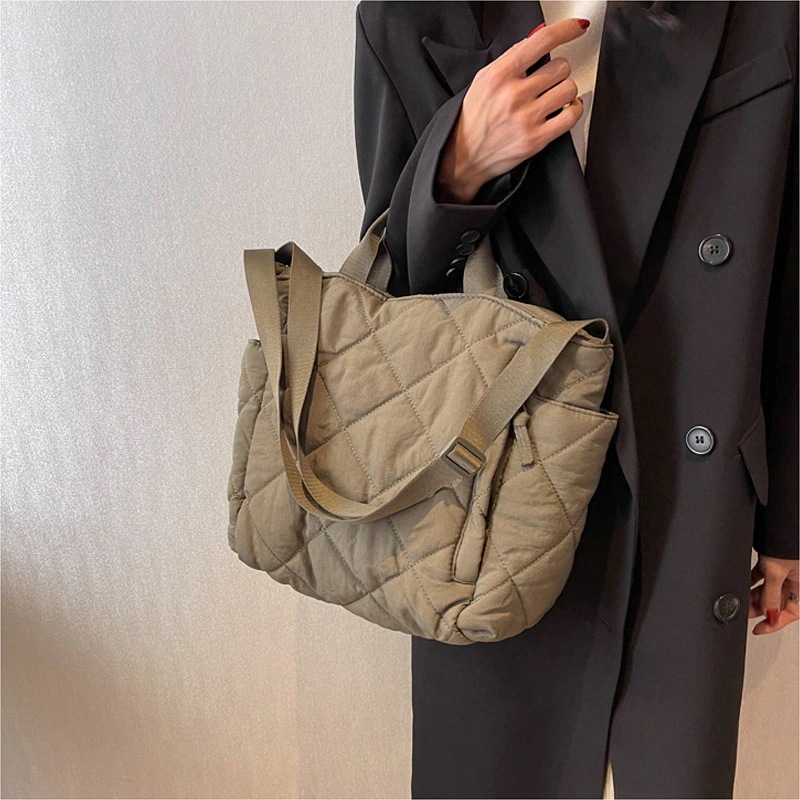 大人気！ ２way トートバッグ ハンドバッグ ショルダーバッグ 大人可愛いキルティングバッグ 軽くて丈夫だから日常使いにぴったり トート＆ショルダー2WAY仕様 大容量