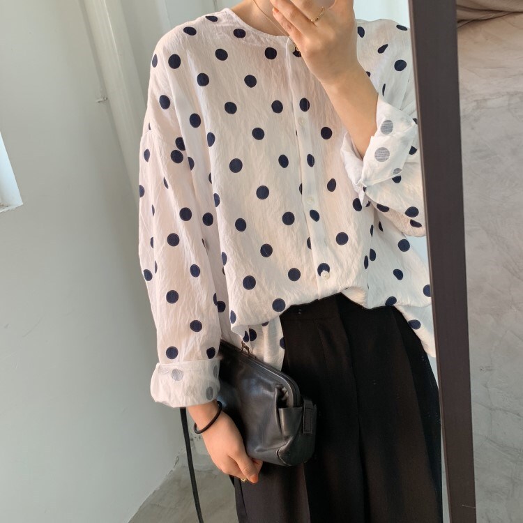 トップス シャツ ミディアム丈 袖あり 長袖 ラウンドネック ストレート 薄手 かわいい 大人可愛い シンプル カジュアル おしゃれ レトロ 大人女子 こなれ感 ガーリー ルーズ 抜け感 柄 水玉 春 5,314円