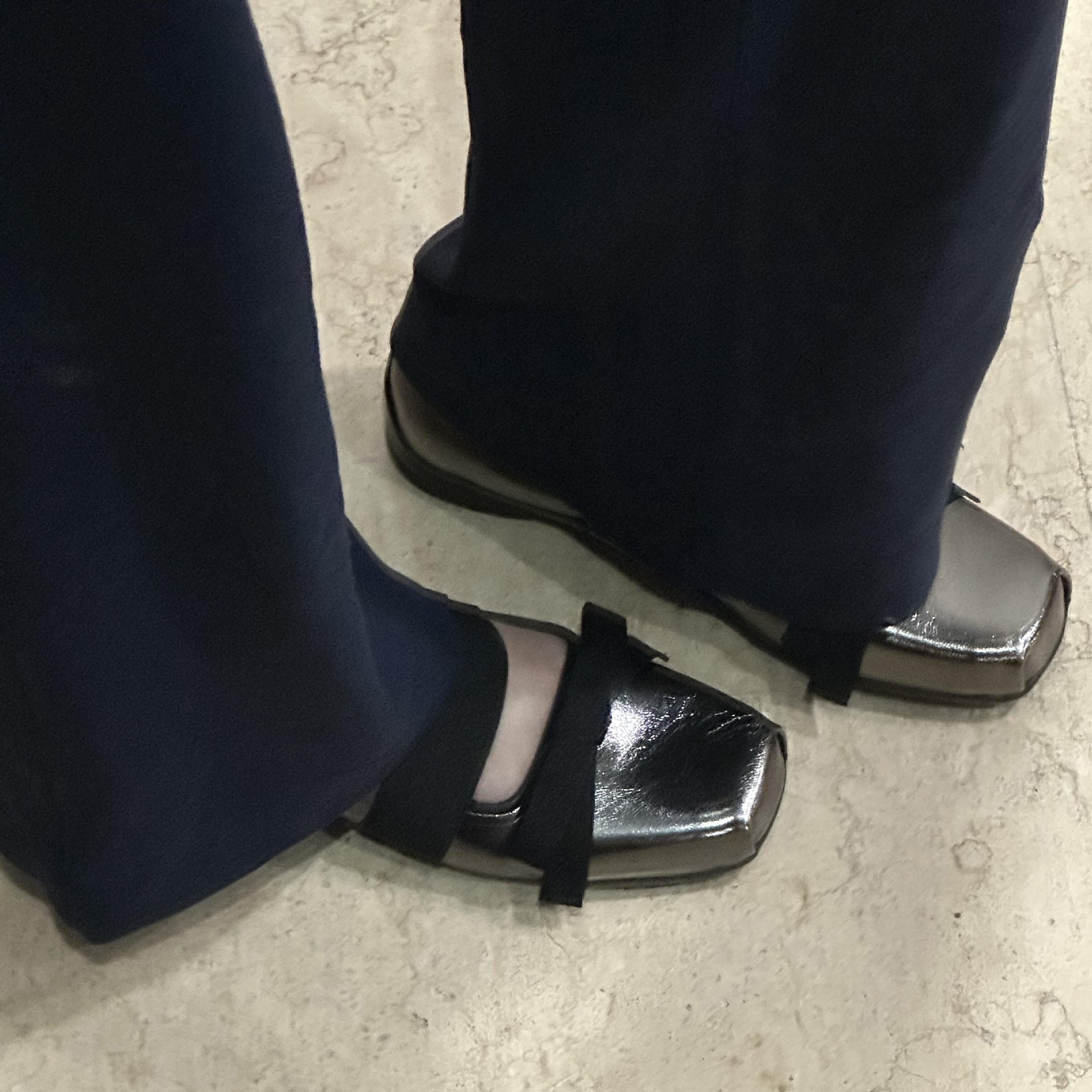 シープスキンバージョンボウ本物のレザーシルバーシルーシルバーシングルシングルシングルシングルシューズレディーススクエアトゥシックソールの小さなレザーシューズバレエシューズ