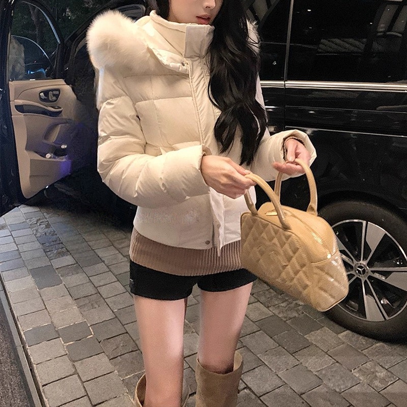 レディースホワイトダックダウンジャケットスリムフィットショートスタイル2025年冬の新スタイル顔を小さく見せ取り外し可能な大きなファーカラー