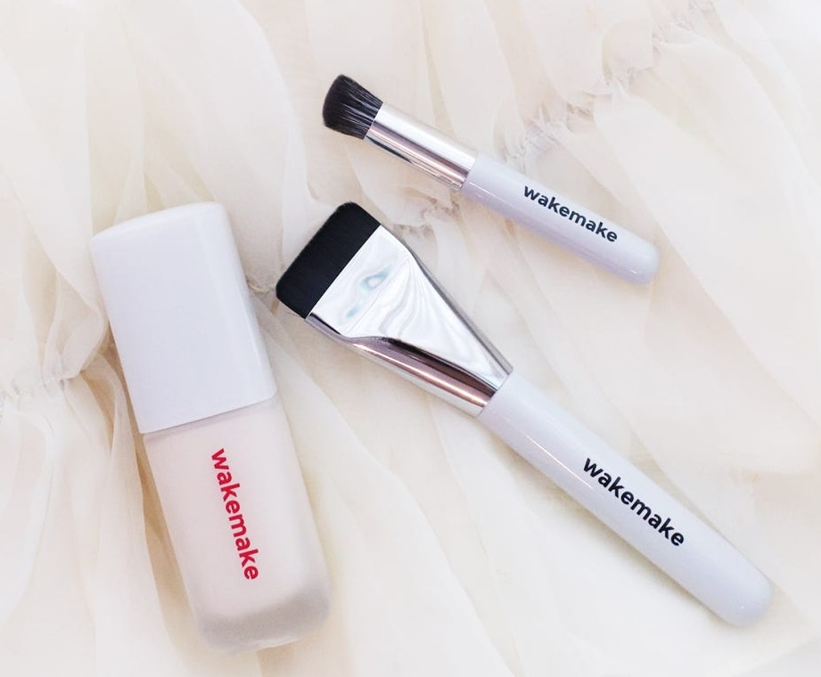 WAKEMAKE ウェイクメイク シームレスウェア ファンデーション 30ml + 専用ブラシ2種 / 17 19 21N 21P 22 23 5,490円