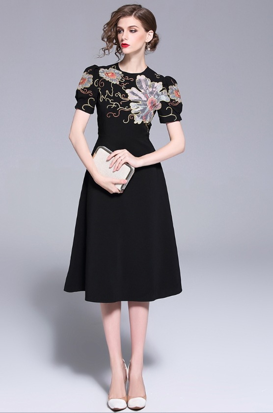 ワンピース ワンピ ミディアム丈 半端丈 膝丈 ひざ丈 ミモレ ミモレ丈 ミディアム丈 膝下 半端丈 Aライン フレア 袖あり 半袖 無地 シンプル 刺繍 フラワー レディース 上品 きれいめ