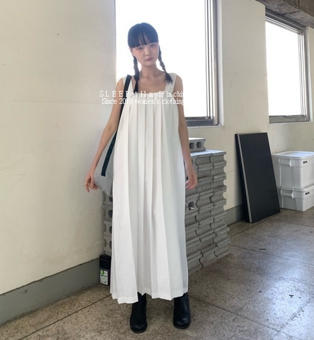 ワンピース ロング ロング丈 マキシ マキシ丈 袖なし ノースリーブ スクエアネック ストレート プリーツ カジュアル かわいい ガーリー リゾート レイヤード 着回し 夏 春 休日 公園 楽ちん