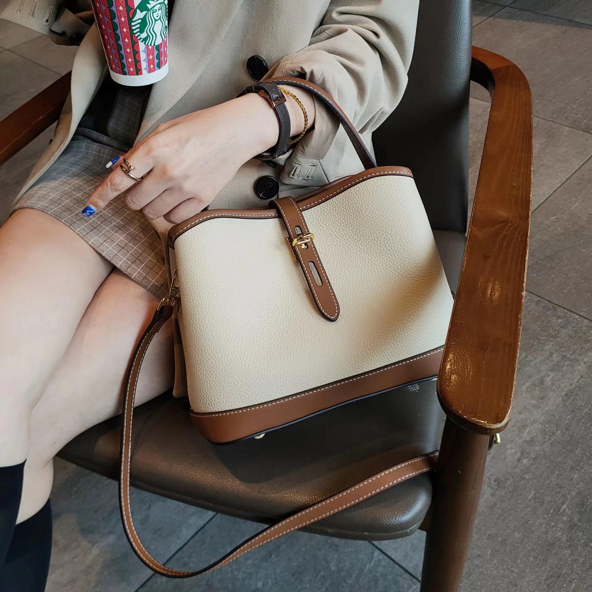 本革トートバッグ 　レディースバッグ　 通勤ショルダーバッグ　お洒落なバッグ　韓国バッグ 大容量