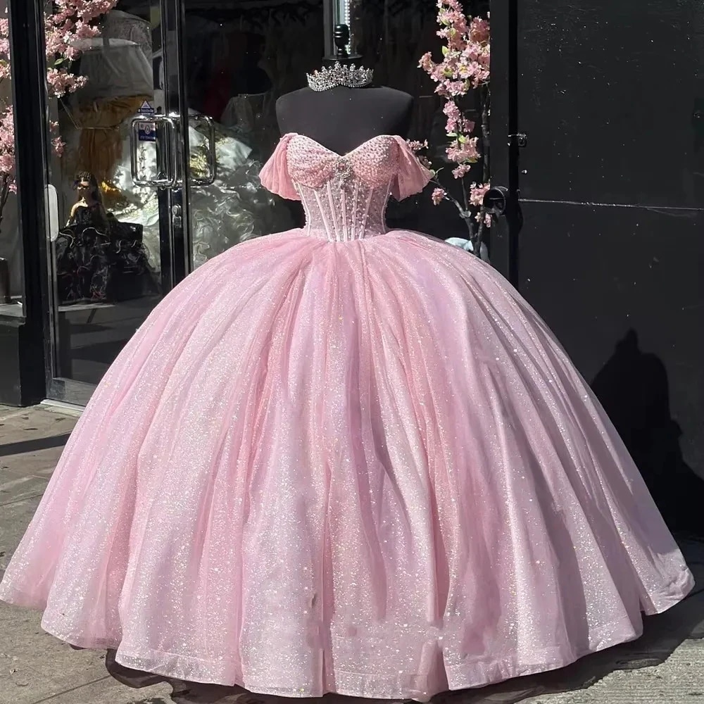 ピンクのボールガウンキラキラ輝くタキシード床まで届くシンデレラのプリンセスパーティードレス