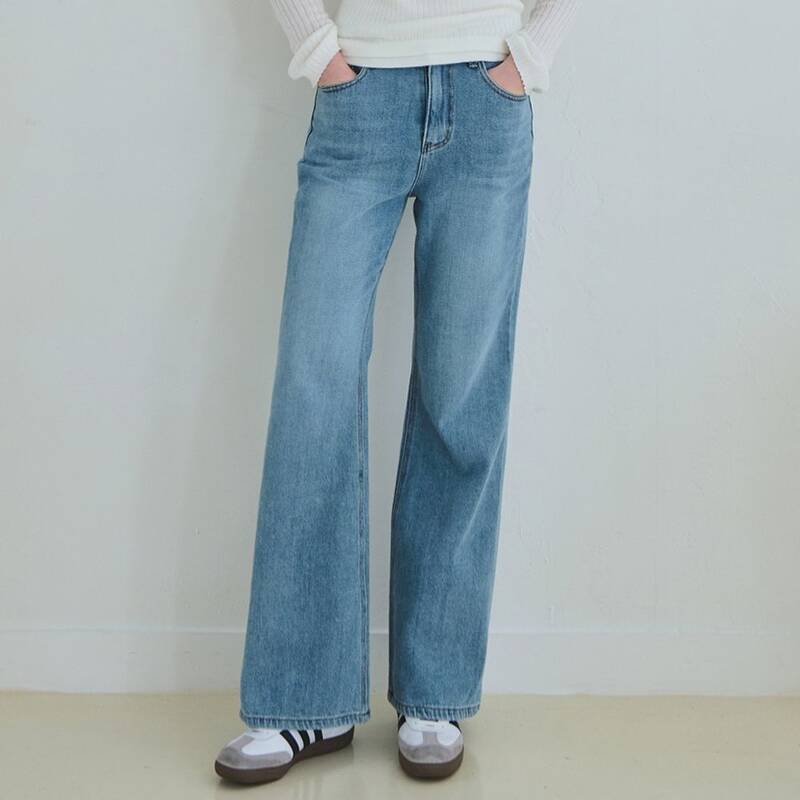 定番のストレートフィットデニムパンツ - ライトブルー