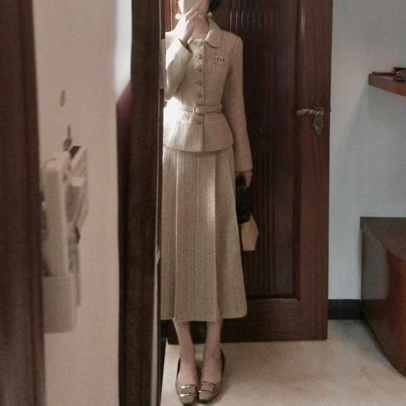 フランス風のエレガントなシャネル風秋冬用ツーピーススーツ：ブレザーハイウエストのプリーツスカート