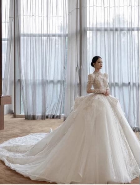 ウェディングドレス 袖あり 立ち襟 スパンコール キラキラ 素敵 キレイめ 花嫁ドレス 結婚式ドレス トレーンドレス バックリボン オシャレ 海外挙式 披露宴