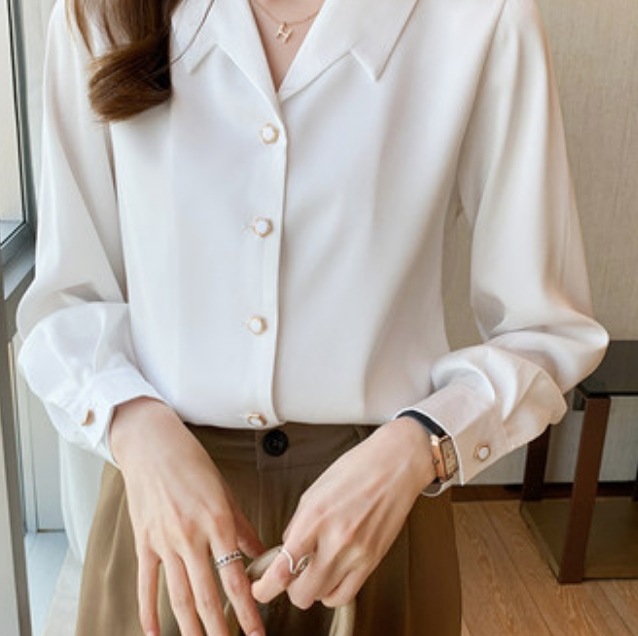 シャツ ブラウス レディース 長袖 襟付き Vネック パールボタン かわいい 大人可愛い きれいめ シンプル カジュアル 無地 春 秋 オフィス ビジネス お出かけ デート ホワイト トップス