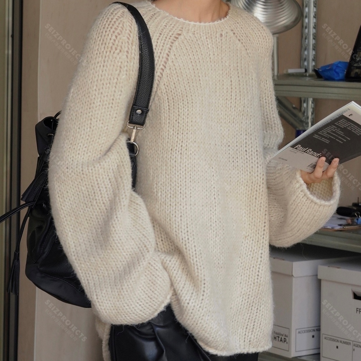 トップス セーター ミディアム丈 プルオーバー 長袖 ラウンドネック 萌袖 かわいい 大人可愛い きれいめ シンプル 上品 おしゃれ かっこいい レトロ きちんと こなれ感 個性的 主役級 存在感