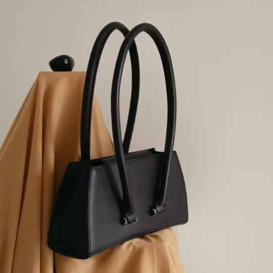 ハンドバッグ レディース バッグ 鞄 かばん 肩掛けバッグ コンパクトバッグ 黒 ブラック 小さめ カジュアル お出かけ おしゃれ きれいめ エレガント 大人っぽい 無地 シック シンプル 女性