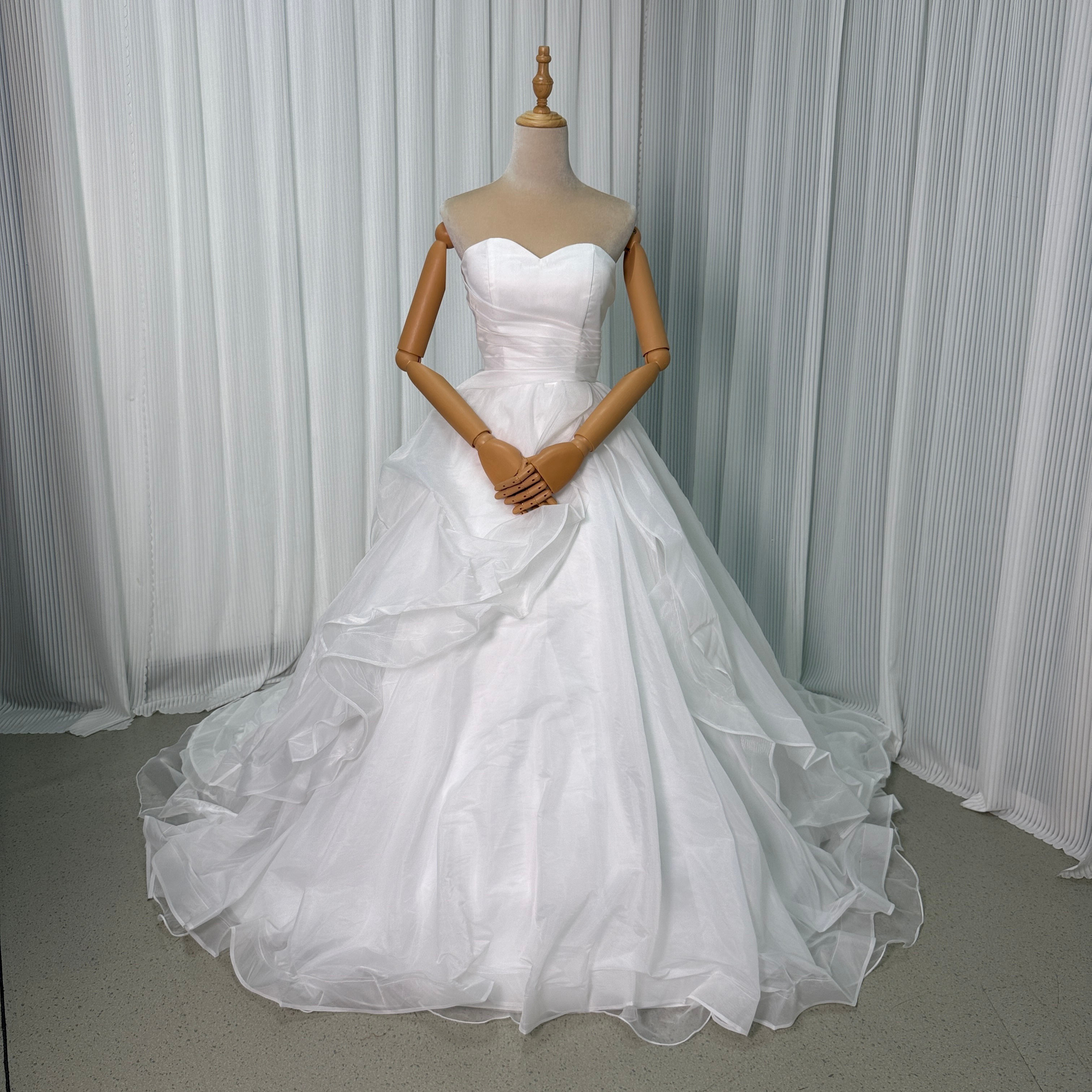 エレガント ウエディングドレス ベアトップ プリーツスカート プリンセスライン 編み上げ 結婚式