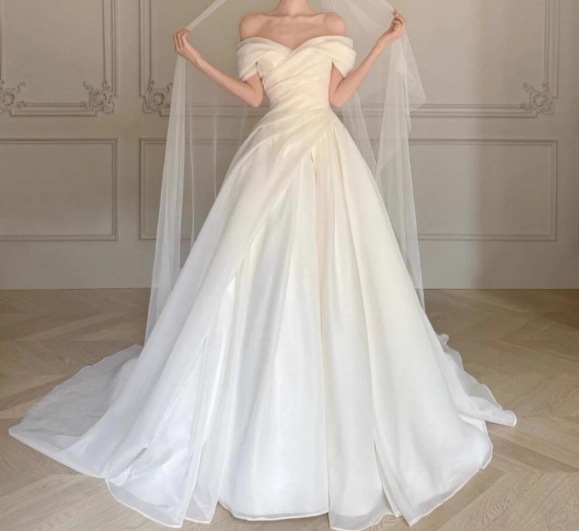 ウェディングドレス オフショルダー ふわふわドレス 細見えシルエット ロングトレーン 結婚式