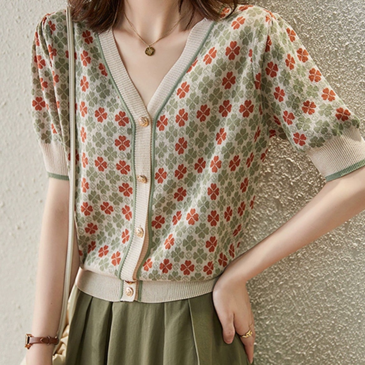 レディース トップス ニット セーター カーディガン サマーセーター サマーニット 前開き レギュラー丈 半袖 5分袖 パフスリーブ Vネック スリム フェミニン リブ 伸縮性 ボタン 薄手 かわいい