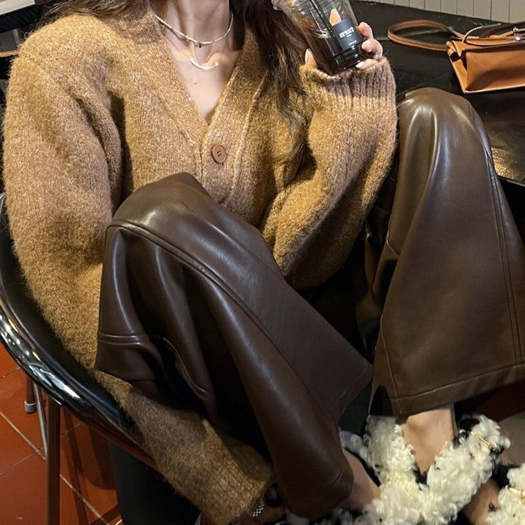 レトロスタイルのエレガントな春と秋の女性の短いVネックセーターとスリムな長いレザーパンツのツーピースセット