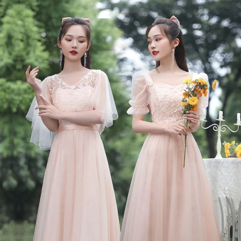 ロングガウンの女性バットミツバー新学生ガウン