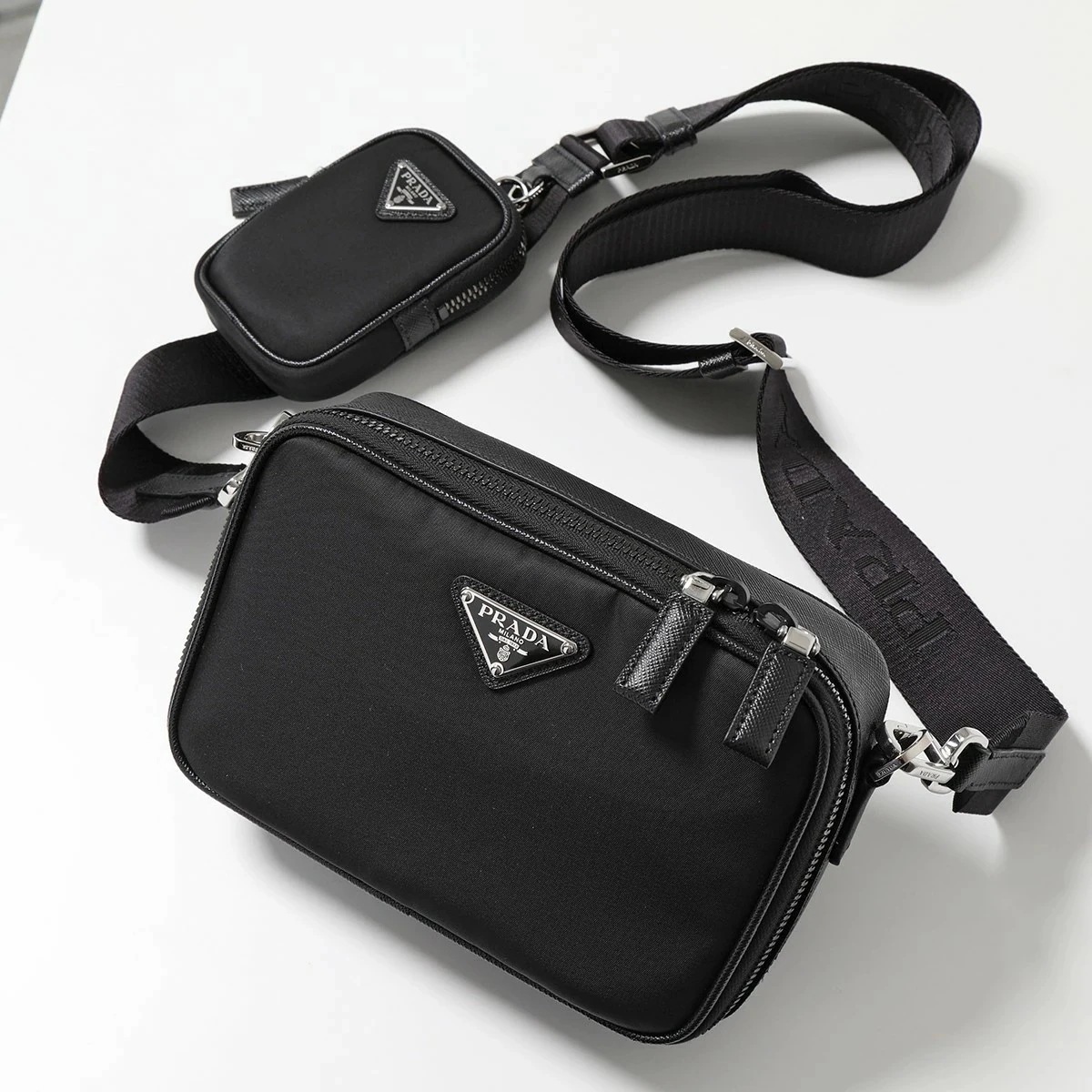 PRADA プラダ ショルダーバッグ ブリック 2VH070 2DMH メンズ クロスボディバッグ Re-Nylon サフィアーノレザー ロゴ 鞄 F0002/NERO 185,555円
