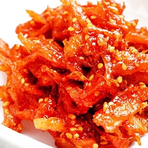 するめキムチ 500g おつまみ 韓国食材 国内製造 自家製キムチ いかキムチ するめ 辛さ控えめ 大容量 冷凍おかず 冷凍惣菜