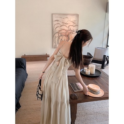 MULVAN高級感のある背中の開いたワンピース女性の夏のニッチな雰囲気ウエストを丸めたロングスカートVネックの弔りスカートです