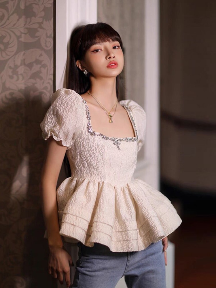 ラインストーンフレアブラウス パフスリーブ チュニック ショートトップス レディース. ブラウス カットソー トップス 裾フレア ふんわり 半袖トップス スクエアカラー a4248