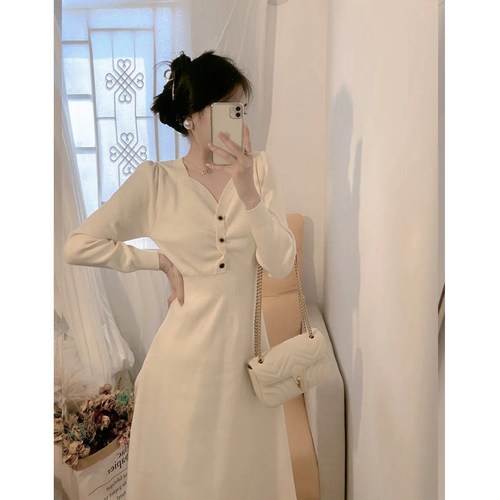 女性のソフトなデザインのドレス 4,850円