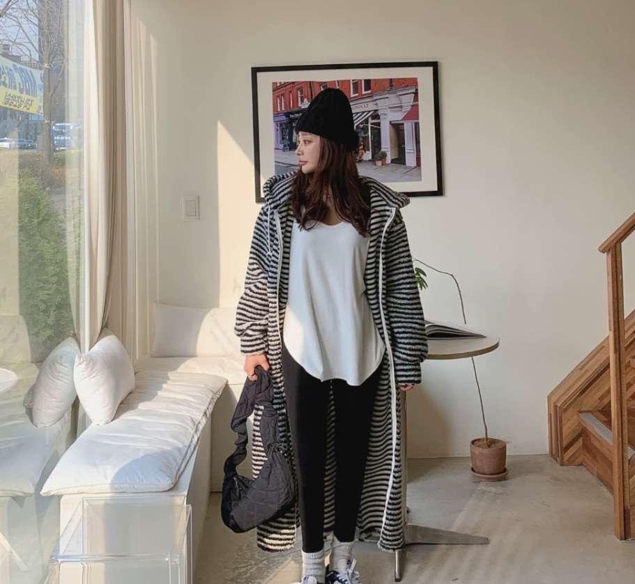 レディース コート 上着 羽織 ロングコート ロング 長袖 萌袖 襟なし フード ストレート ファスナー ポケット 前開き 厚手 かわいい 大人可愛い シンプル カジュアル おしゃれ こなれ感 ラフ 20,705円