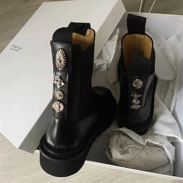 レディース 装飾コンチョサイドゴアブーツ 厚底ブーツ 金属装飾 ラウンドトゥ ラバーソール ローヒール ブーツ 人気 トレンド 新作 カジュアル お出かけ 高見え デート 旅行