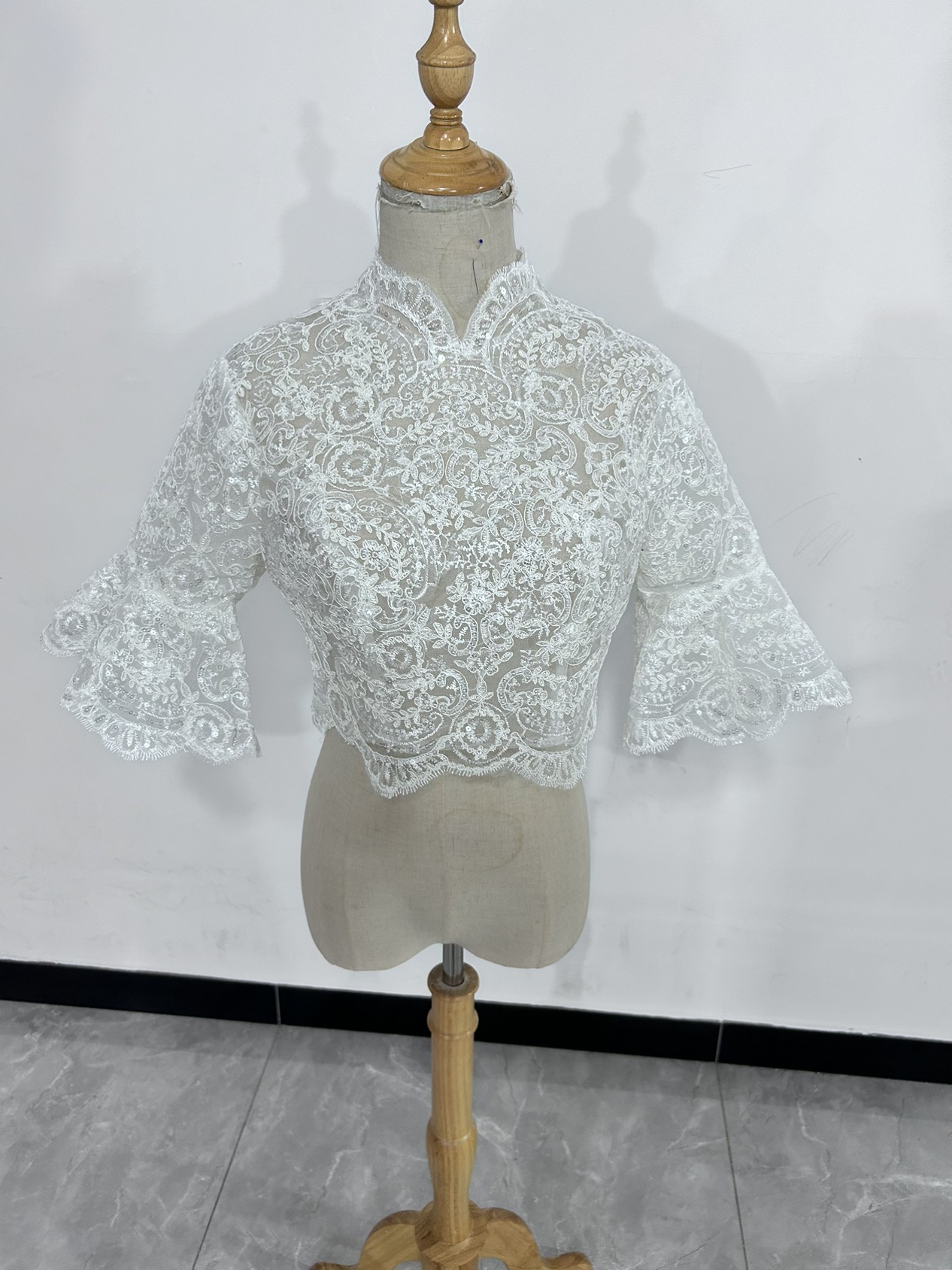 ラッパ袖 上品レース フェミニンなフレームレースの袖トップス