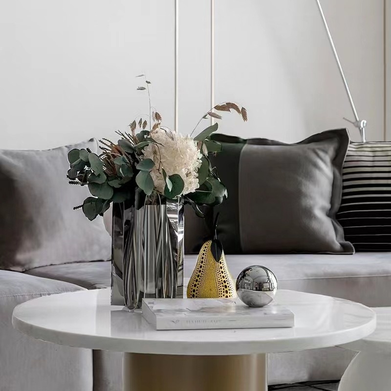 シンプルでモダンなステンレス鋼の花瓶