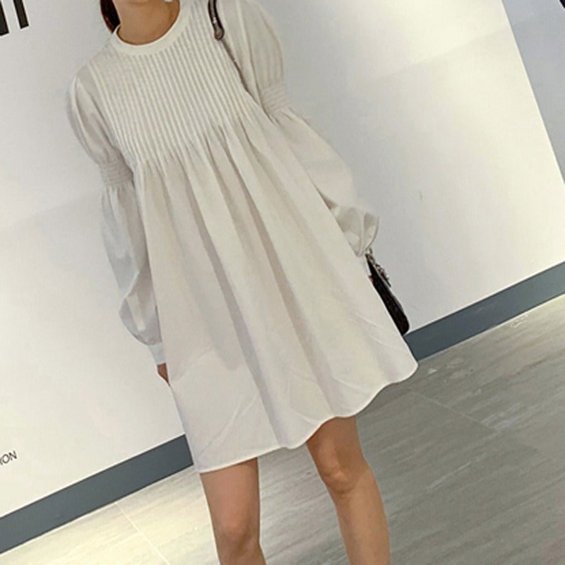 ワンピース ミニワンピース ランタンスリーブ ボリューム袖 ラウンドネック 韓国 レディース オルチャン 可愛い 個性的 大人 背中ボタン ミニ丈 新作 黒 白 ホワイト フリル プリーツ