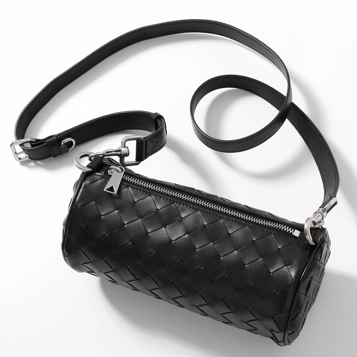 BOTTEGA VENETA ボッテガヴェネタ ショルダーバッグ 777391 V2HL1 メンズ イントレチャート バレル レザー クロスボディ 鞄 8803/BLACK-SILVER