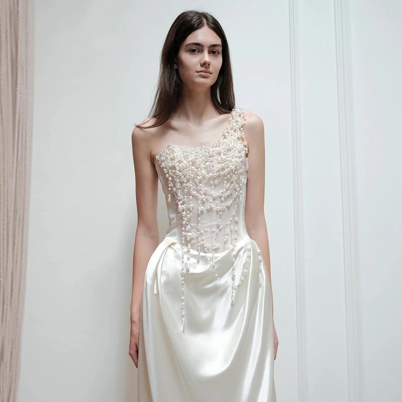 新商品のフランス式の胸を塗るドレスの花嫁のファッションのサテンの外出の紗重工の真珠の軽いウェディングドレス