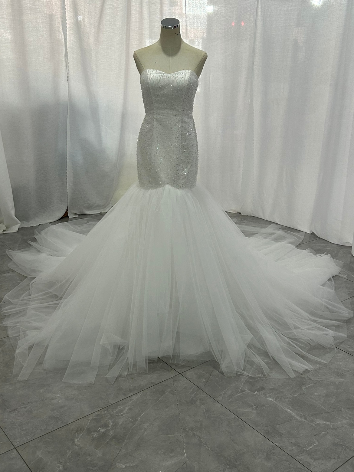 ウエディングドレス ベアトップ マーメイドライン キラキラのハンドビーディング 編み上げ 前撮り