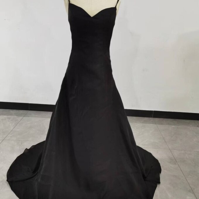 雅やか 黒カラードレス 背中見せ 短トレーン Vネック お呼ばれ 二次会