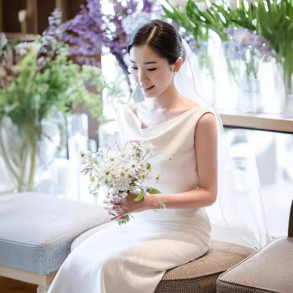 春の新型の優雅なサテンは身を修めてウェディングドレスの気質を軽くします