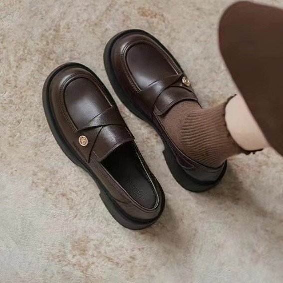 ソフトソールの楽福靴秋の春の新作ファッション小判単靴厚底の足で小さな革靴を踏む