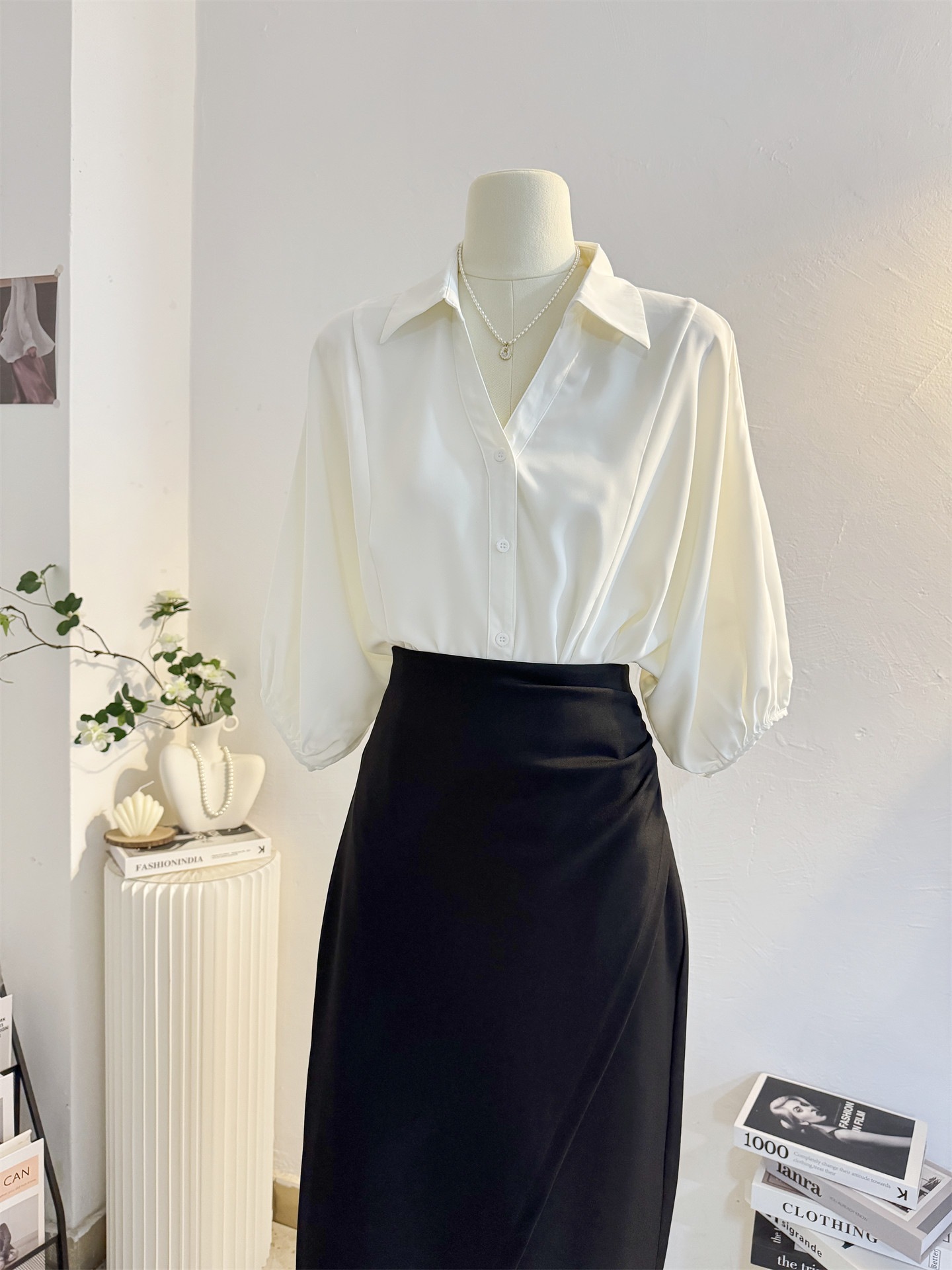 【1点ご購入 で10点プレゼントいたします】Vネックランタンスリーブシャツ 女性向け 2025年風 ローズフィット スタイリッシュ オフィスウェア シャツ センターフィッシュスリーブトップ