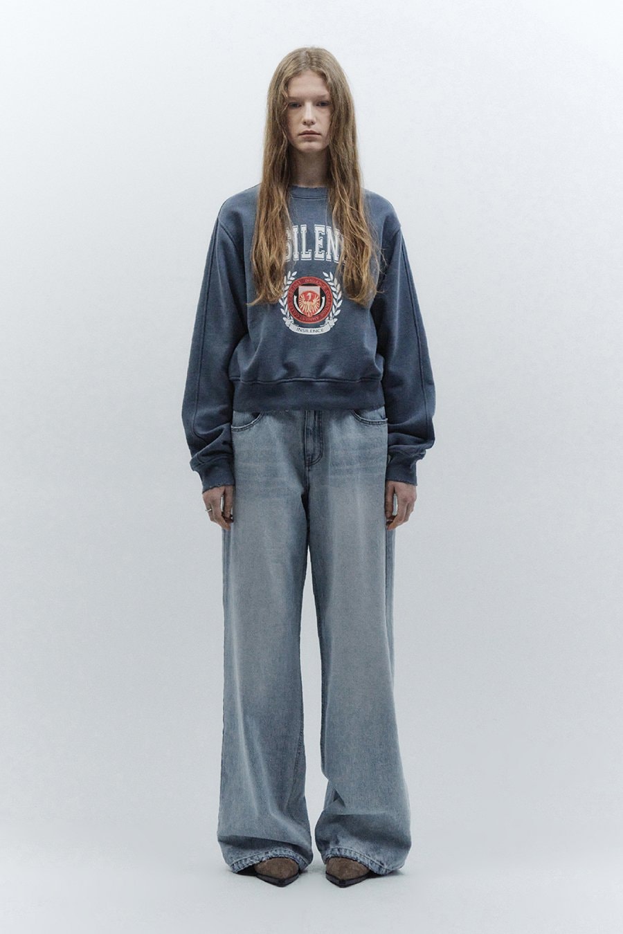 【INSILENCE】 EMBLEM CROP SWEATSHIRT : DARK BLUE