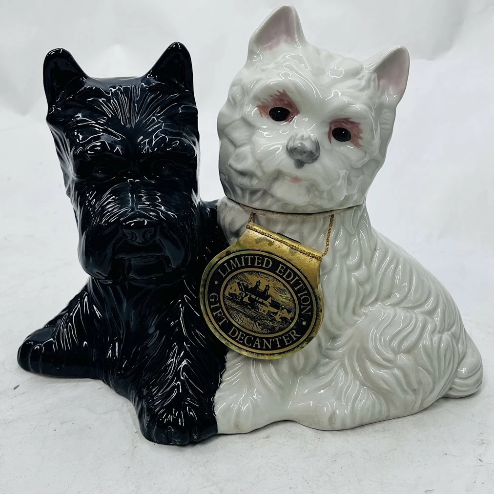 【未成年の飲酒は法律で禁じられています】栓ゆるいジャンク品　ブラックアンドホワイト陶器ボトルスコッチウイスキー750ml43度　空ボトルだけとしてご理解ください