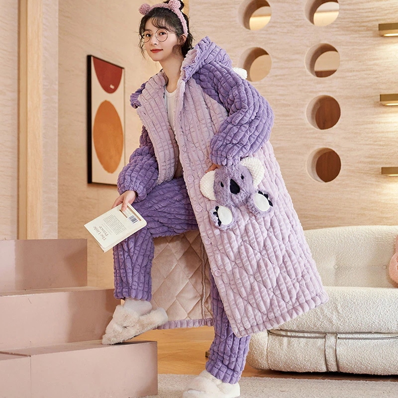 サンゴのベルベットの寝衣の女性の秋冬の厚いベルベットのパジャマの三層に綿を挟んだ長いフランネルの家庭服セット