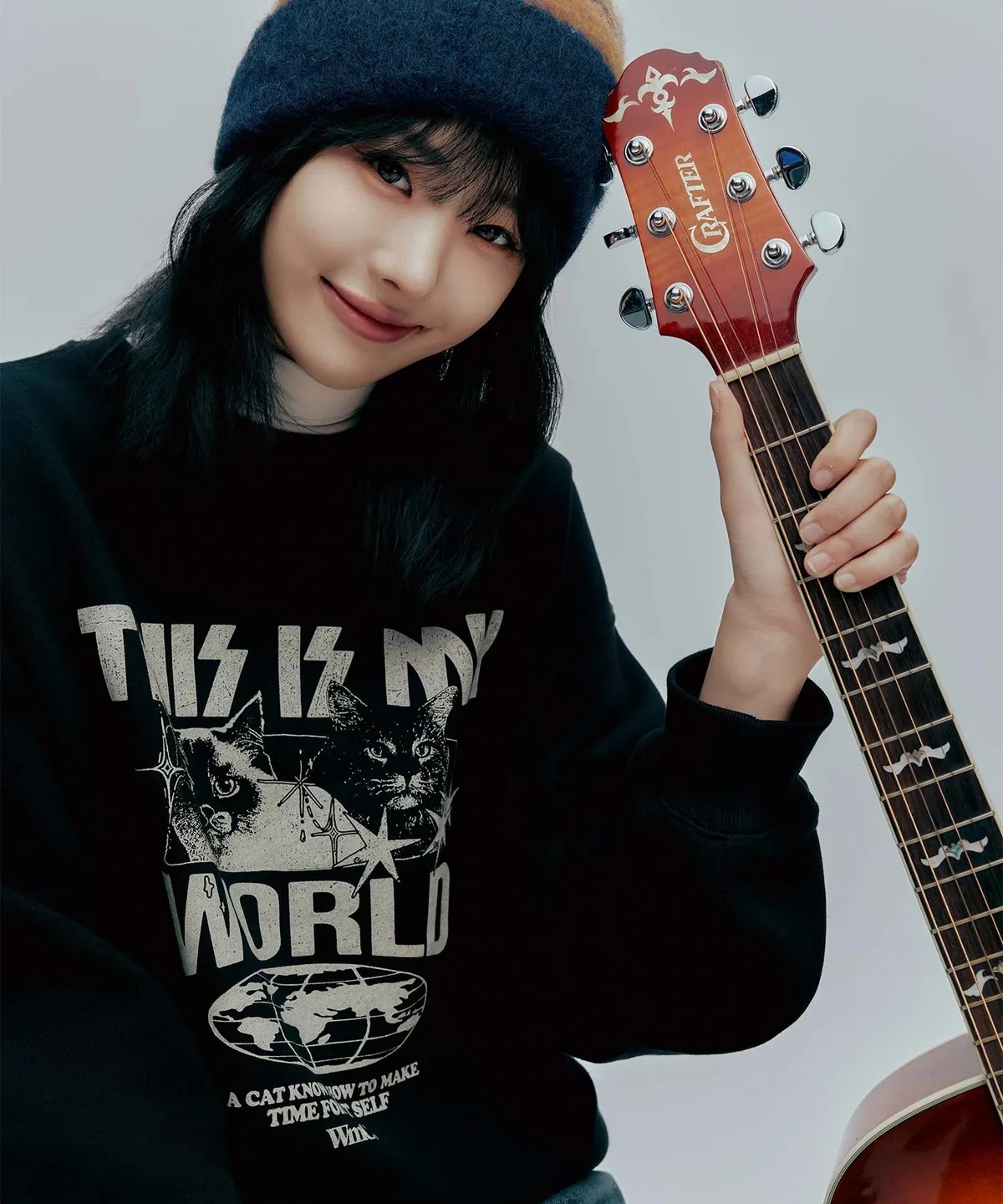 [QWER x HINA モデル着用] [MUSINSA EDITION] My World Blue Cat Sweatshirt 2color マンツーマン Tシャツ 韓国の人気ファッションブランTシャツ・カットソー