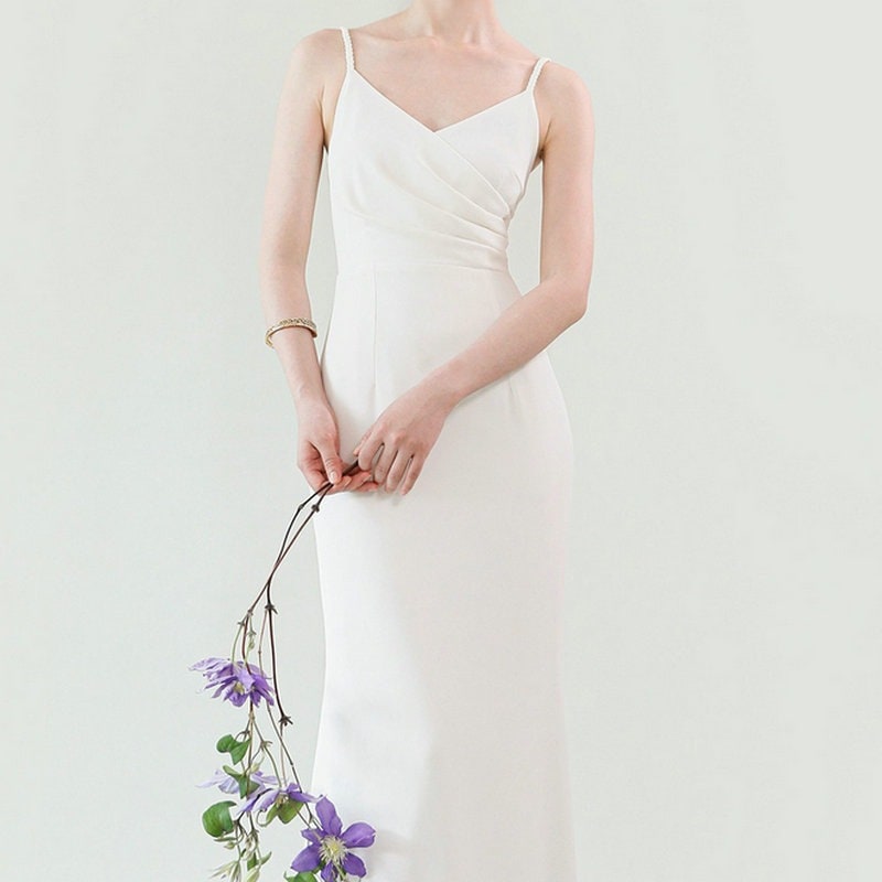 【1つ買うと10つ無料】2025ブタの編組ショルダーストラップホワイトドレスレディーススカートクロスプリーティングvネックシンハイウエストスリングロングスカート