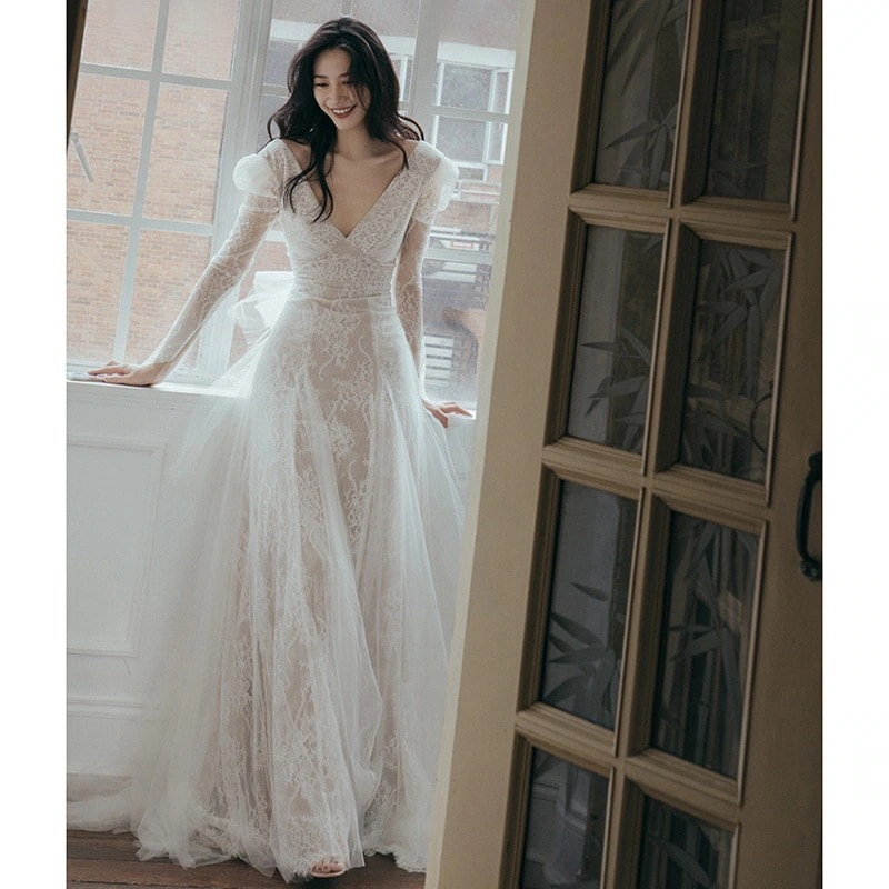 長袖のフランス式の軽いウェディングドレスの春の新型レースのvネックは糸の新婦を出て客を迎えて婚約するドレスを迎えます